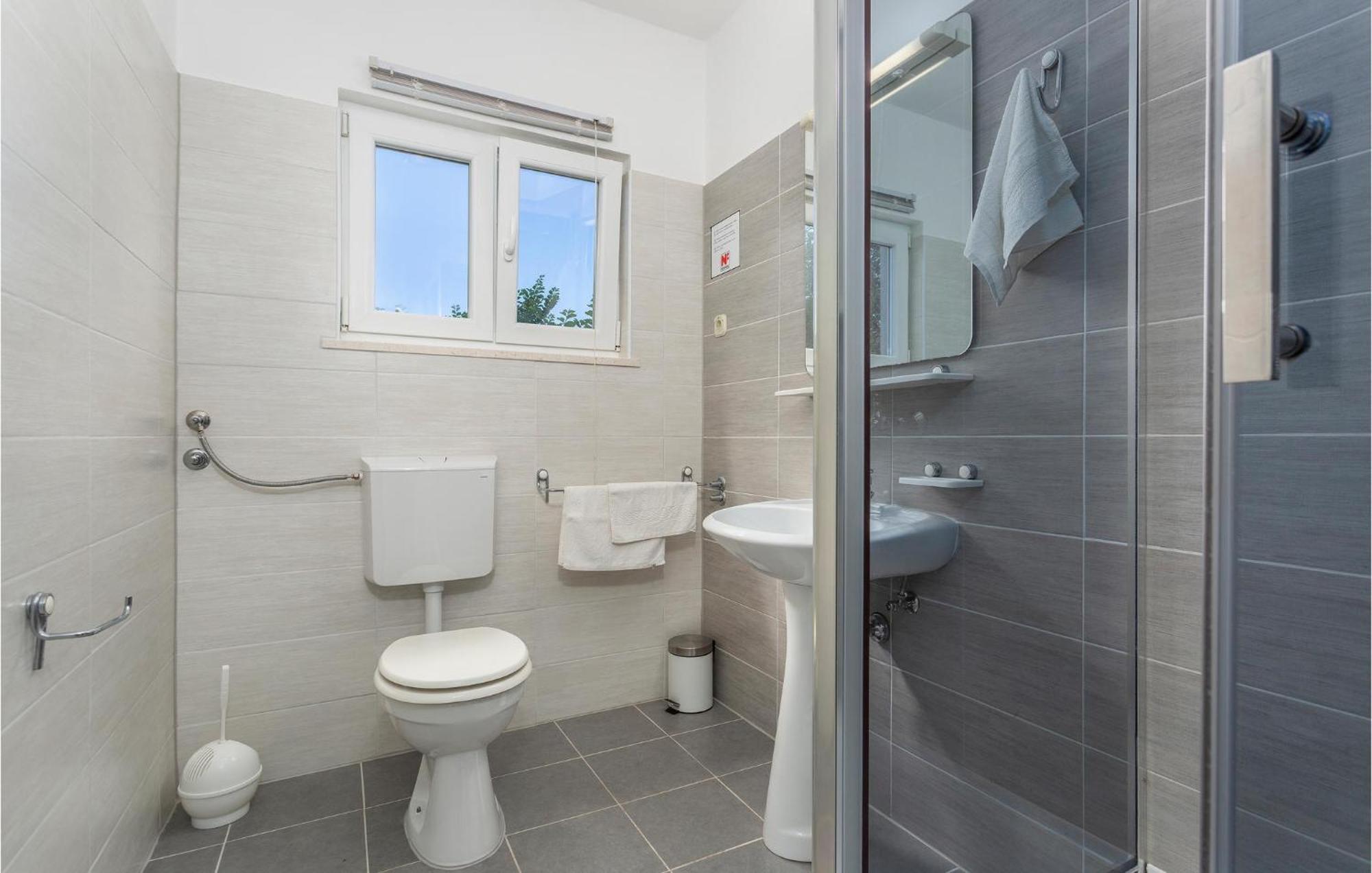 2 Bedroom Beautiful Apartment In Pinezici 外观 照片