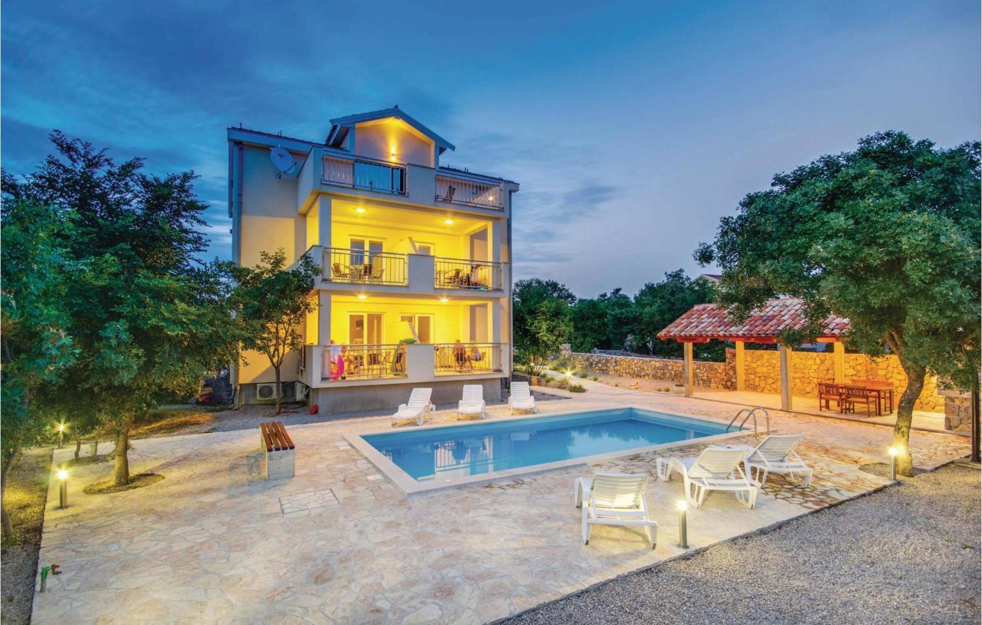 2 Bedroom Beautiful Apartment In Pinezici 外观 照片