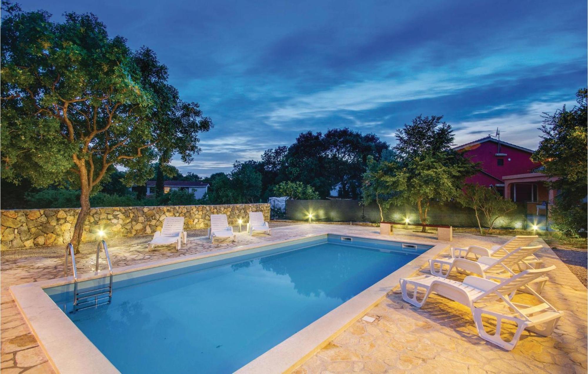 2 Bedroom Beautiful Apartment In Pinezici 外观 照片
