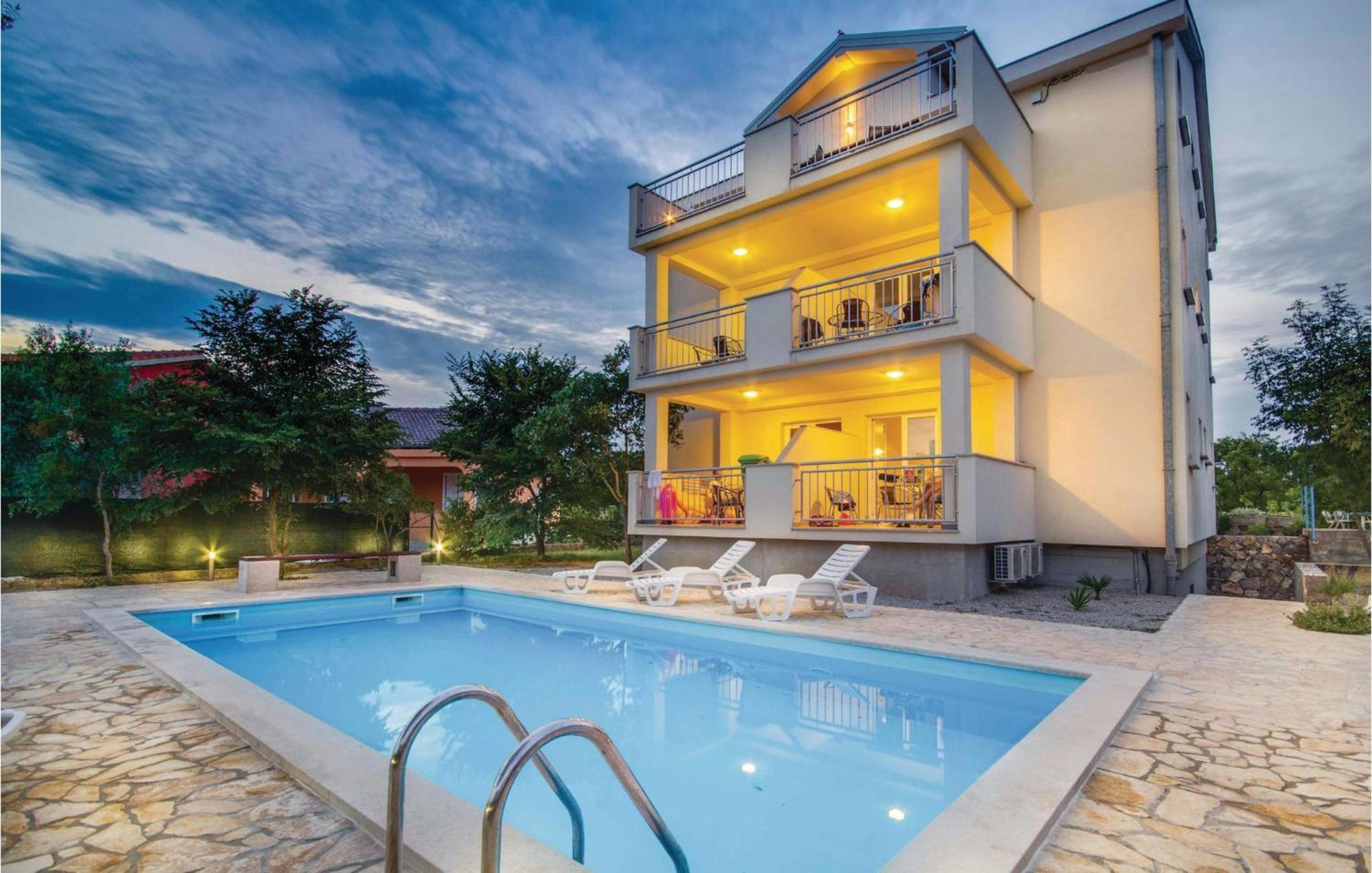 2 Bedroom Beautiful Apartment In Pinezici 外观 照片