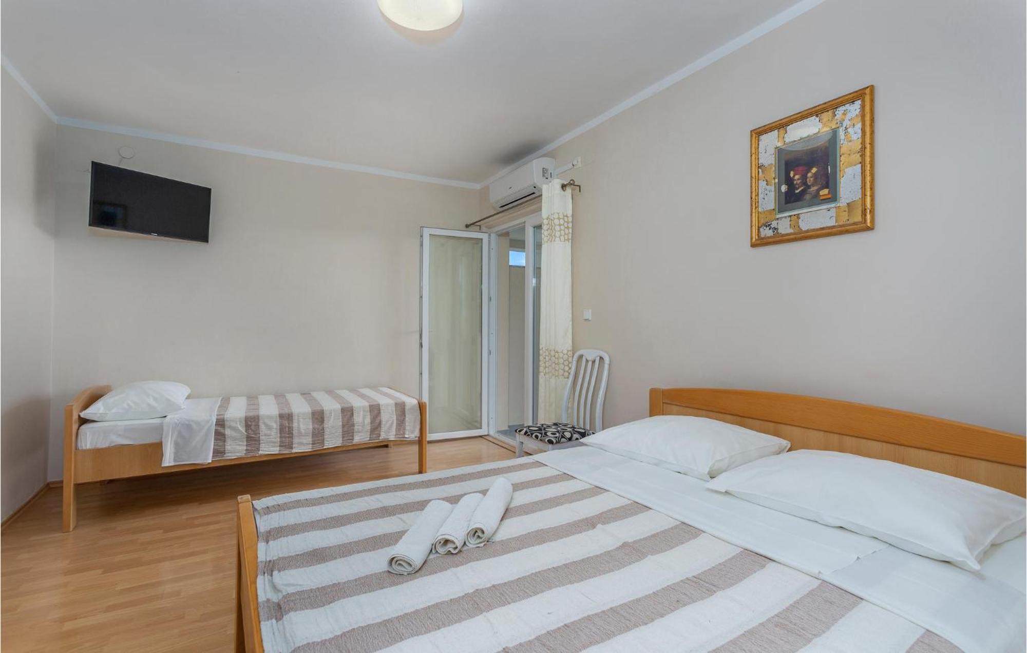 2 Bedroom Beautiful Apartment In Pinezici 外观 照片