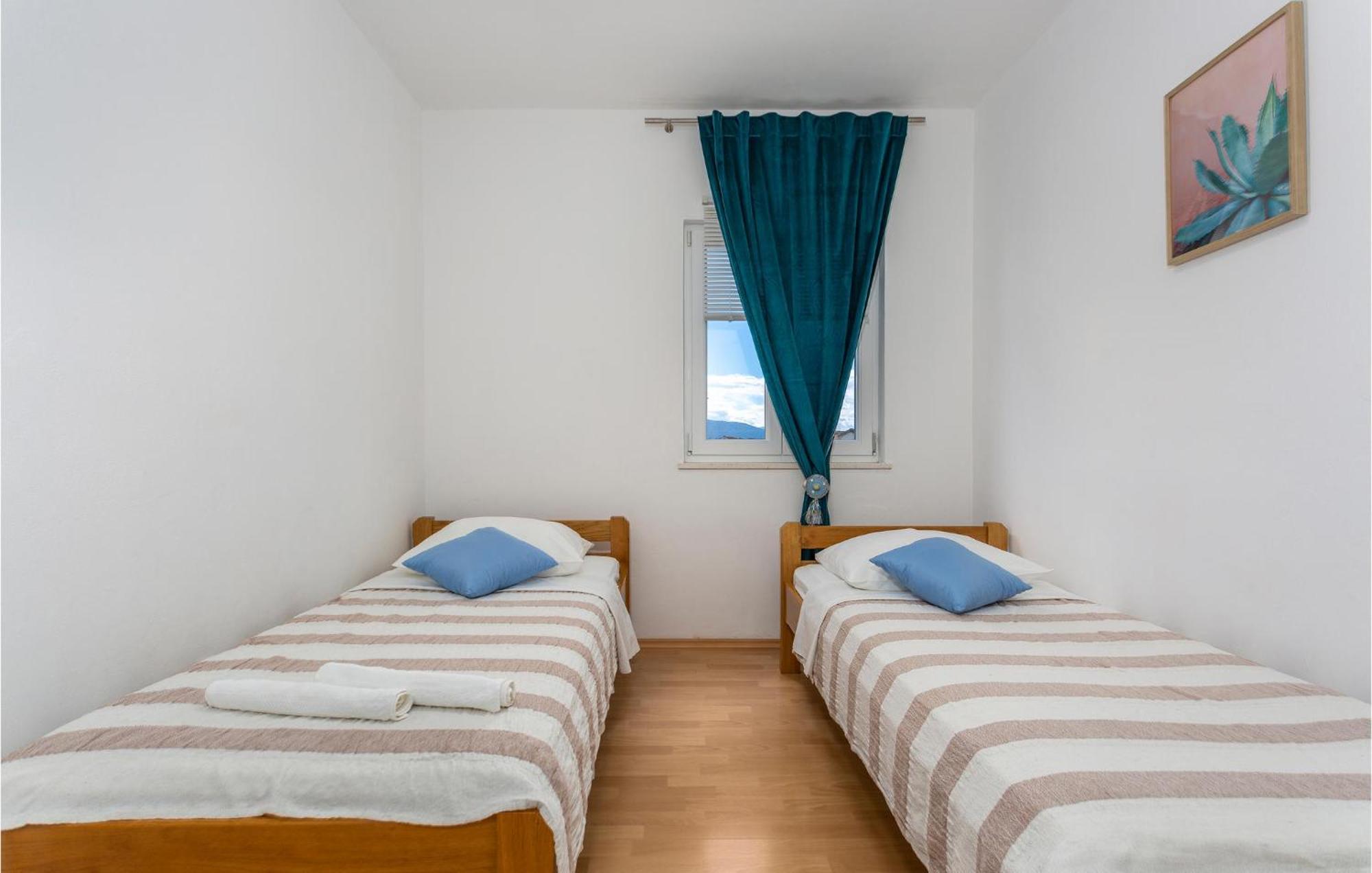 2 Bedroom Beautiful Apartment In Pinezici 外观 照片