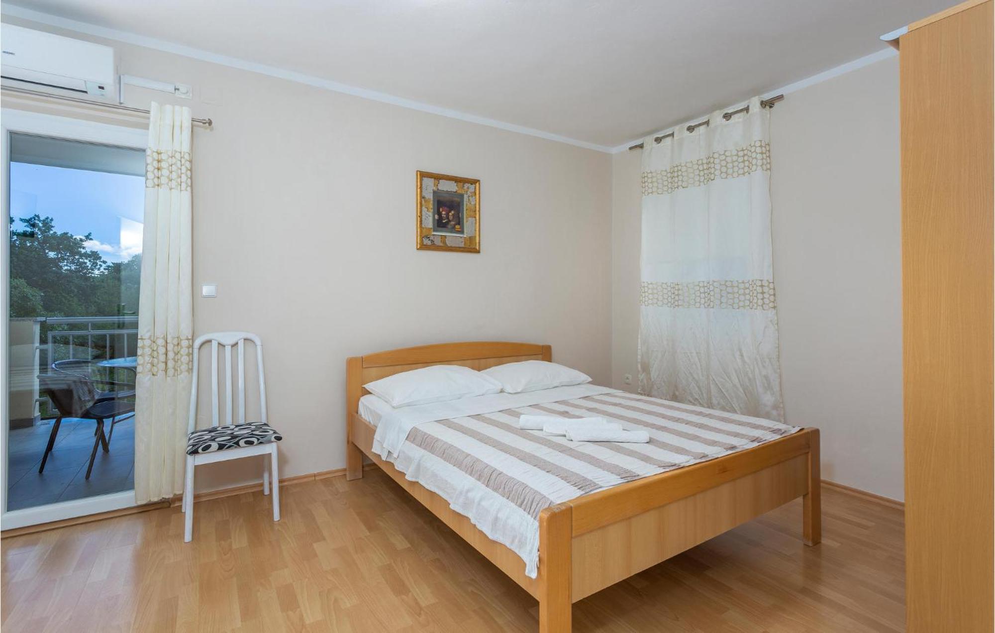 2 Bedroom Beautiful Apartment In Pinezici 外观 照片